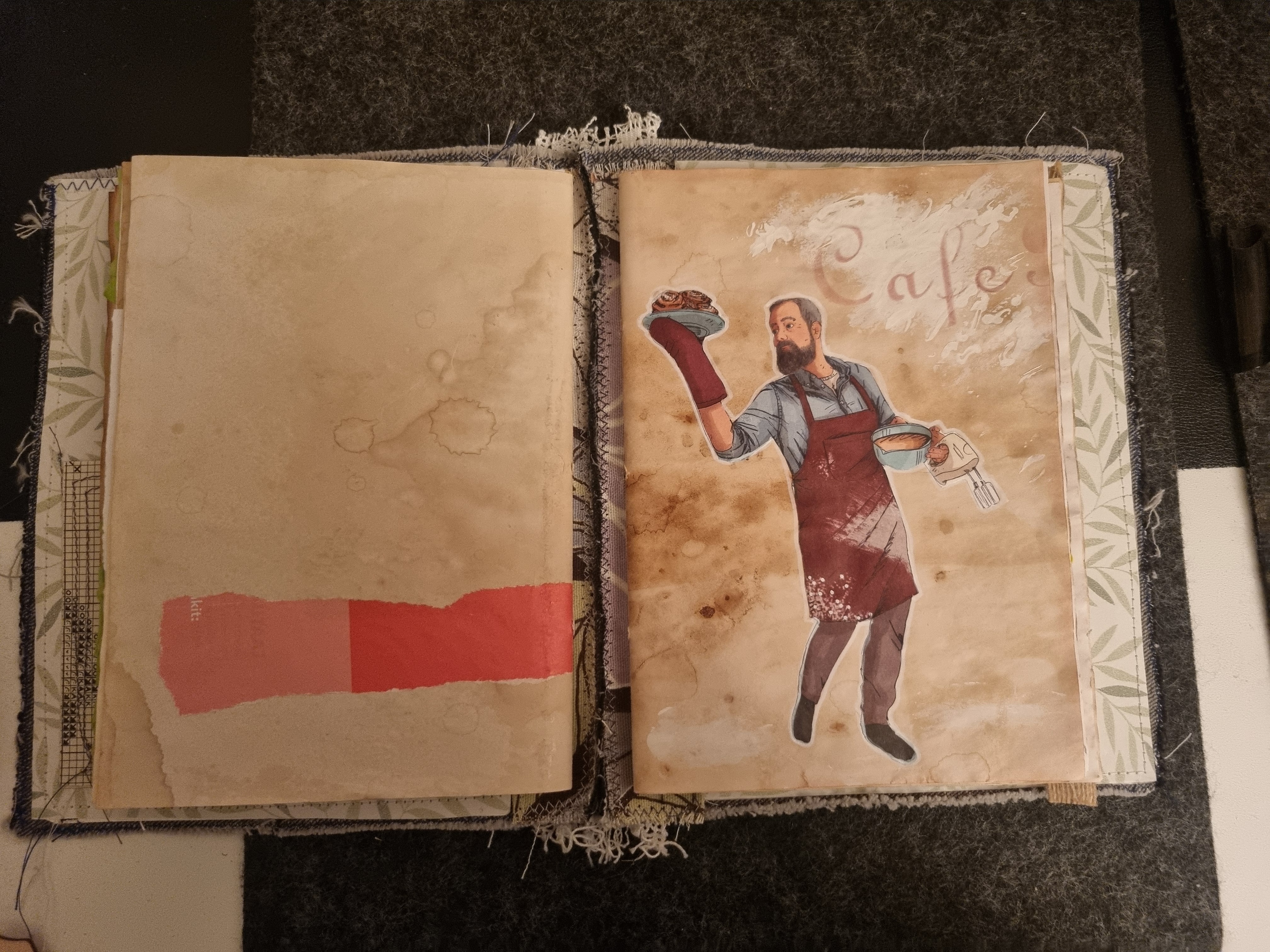 junk journal kirjan aukeama, jossa ruskeat kahvilla värjätyllä sivulla kuva. Kuvassa teksti cafe ja kuvassa mies essu päällä pitelee kädessä vatkainta ja toisessa leivonnaislautasta.
