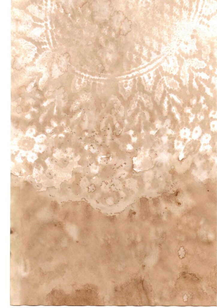 kahvilla värjätty paperi, jossa oitsiliinan kuvioita.
